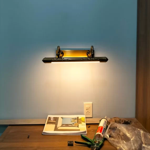 Đèn Rọi Tranh RT5543 – Mẫu Đèn Chiếu Tranh Trang Trí Sang Trọng Cho Không Gian Nghệ Thuật