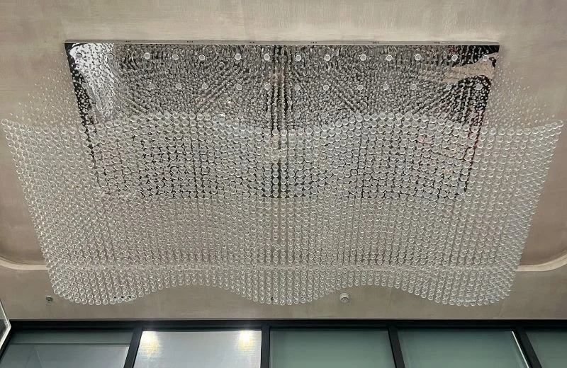 Đèn thiết kế DTK1011 với hơn 2000 sợi dây thả cùng 18540 hạt pha lê nhỏ đính kèm