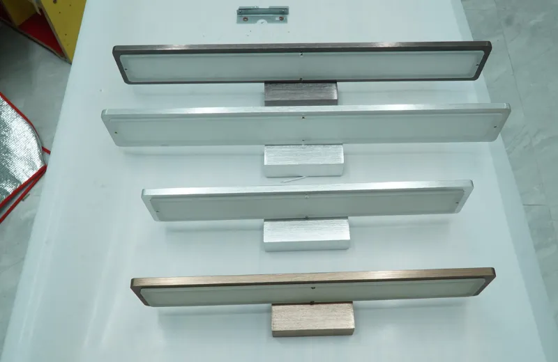 Đèn Rọi Tranh RTA80S-đèn rọi tranh hợp kim sơn tĩnh cao cấp màu bạc.